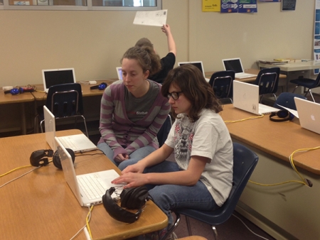 Engineer Anne Neilsen (left) during a CLC session at Lincoln Public Schools